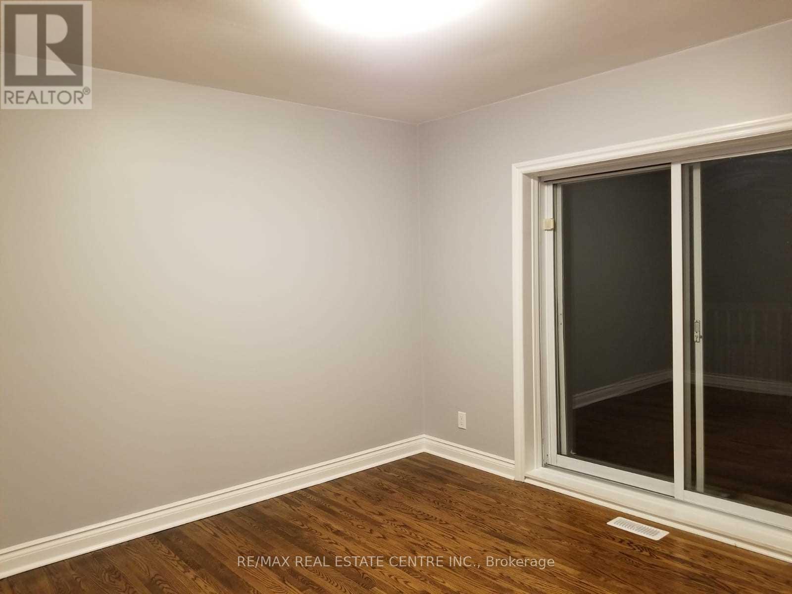 363 DUNCOMBE DRIVE - 11
