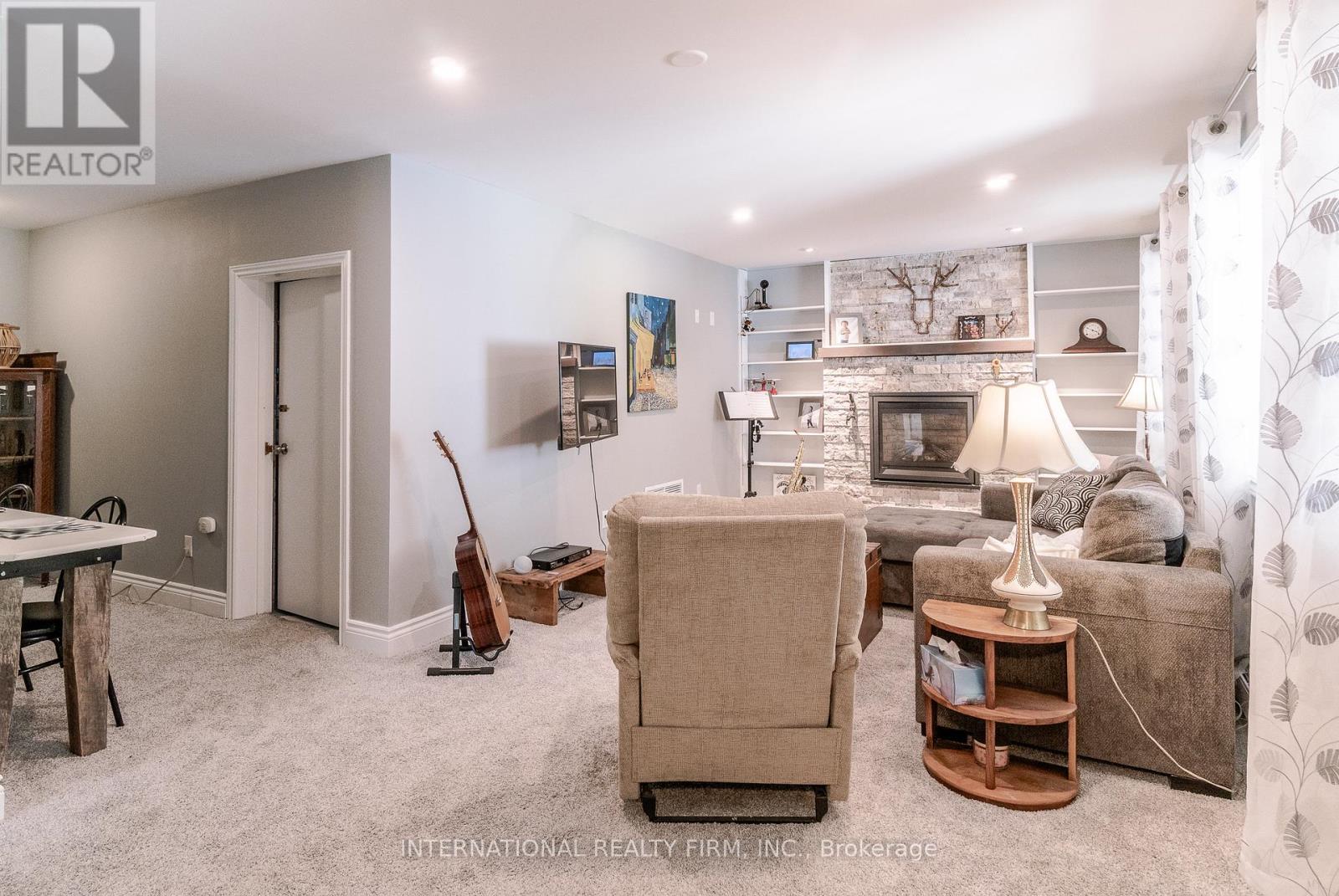 324 BETHUNE DRIVE N - 21