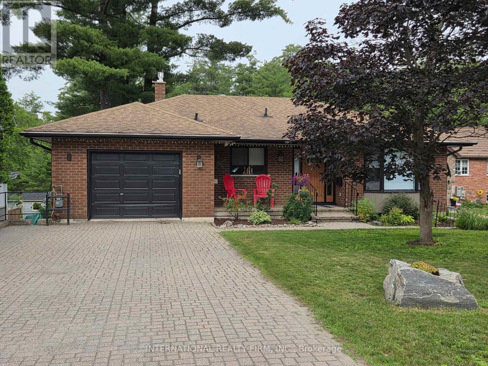 324 BETHUNE DRIVE N - 2