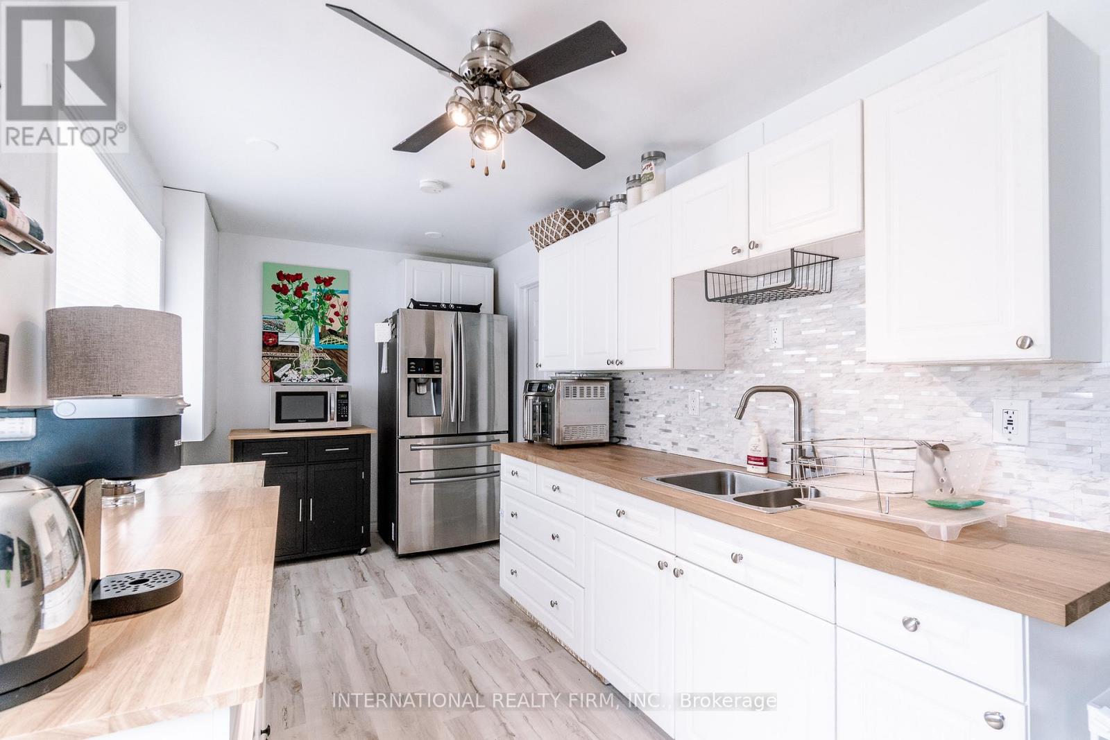 324 BETHUNE DRIVE N - 32