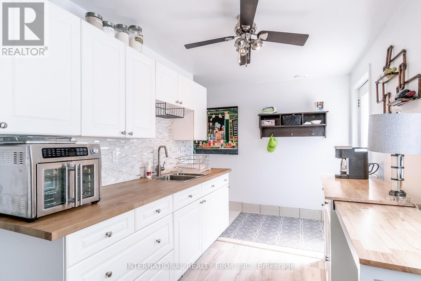 324 BETHUNE DRIVE N - 34