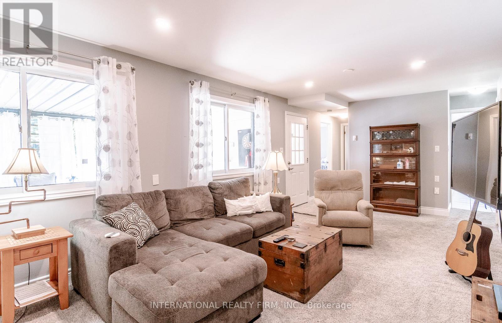 324 BETHUNE DRIVE N - 24