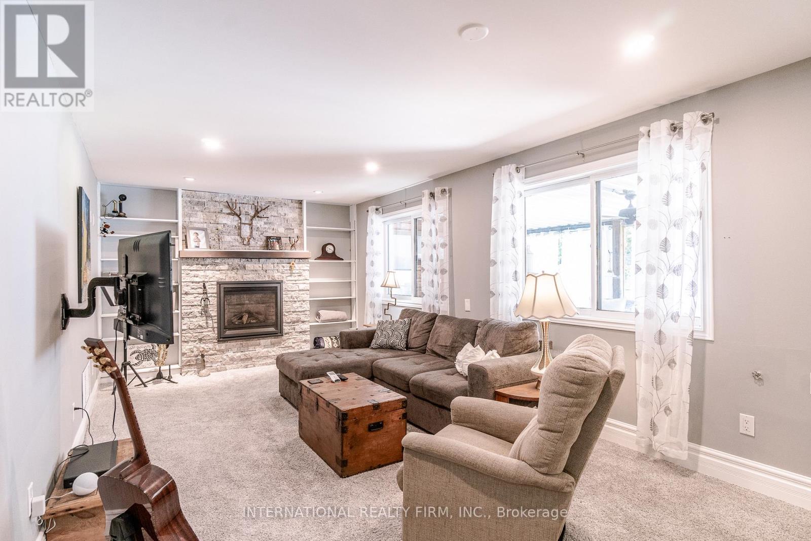 324 BETHUNE DRIVE N - 22