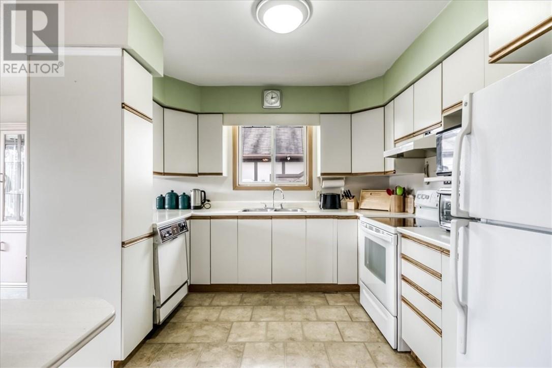 98 Chantal Cres - 14