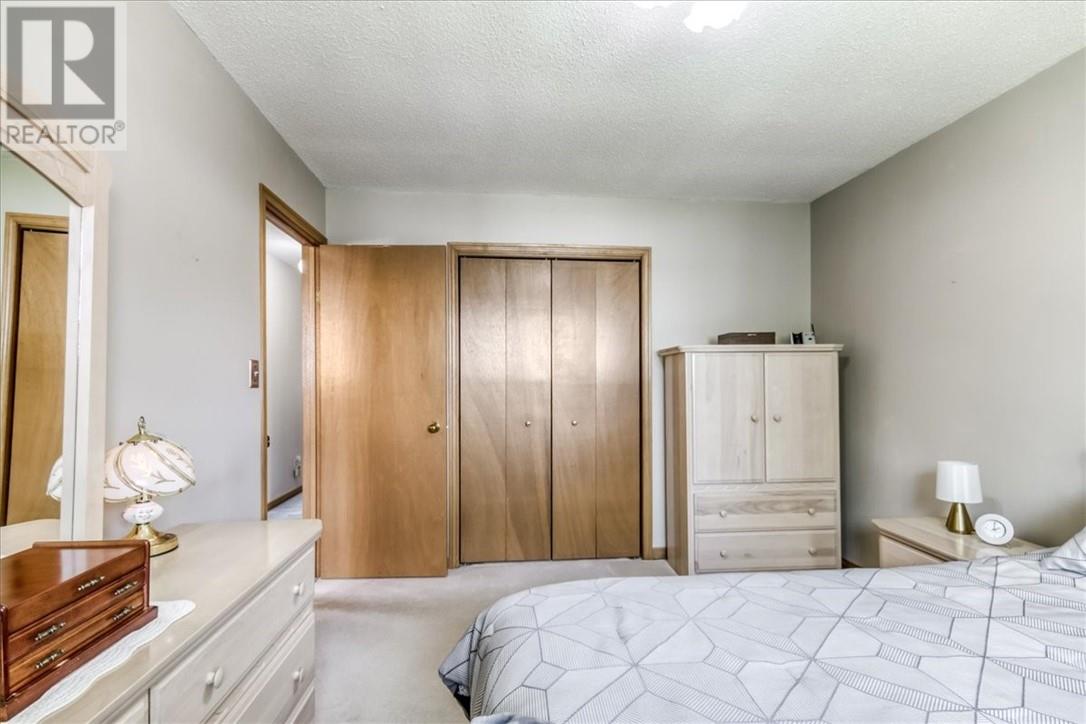 98 Chantal Cres - 17