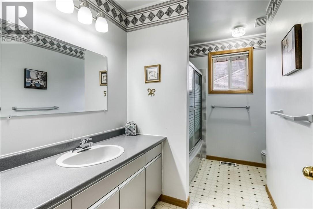 98 Chantal Cres - 20