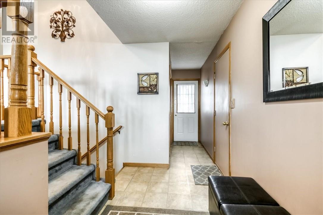 98 Chantal Cres - 22