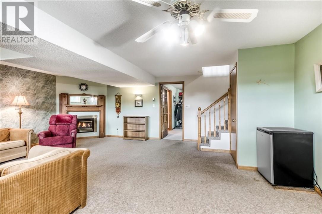 98 Chantal Cres - 24