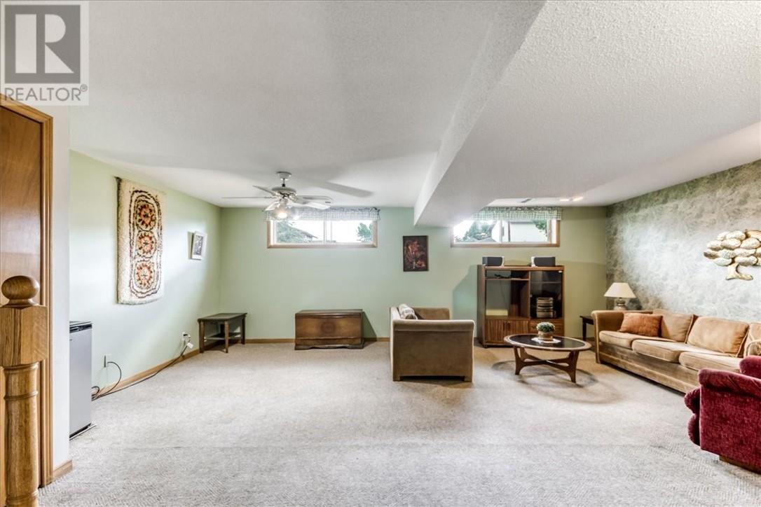 98 Chantal Cres - 26