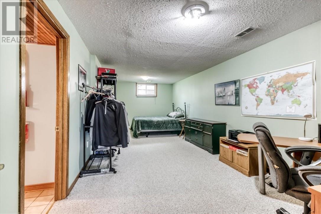 98 Chantal Cres - 27