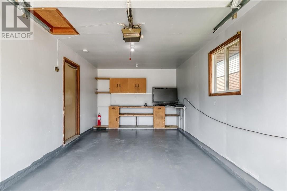 98 Chantal Cres - 31