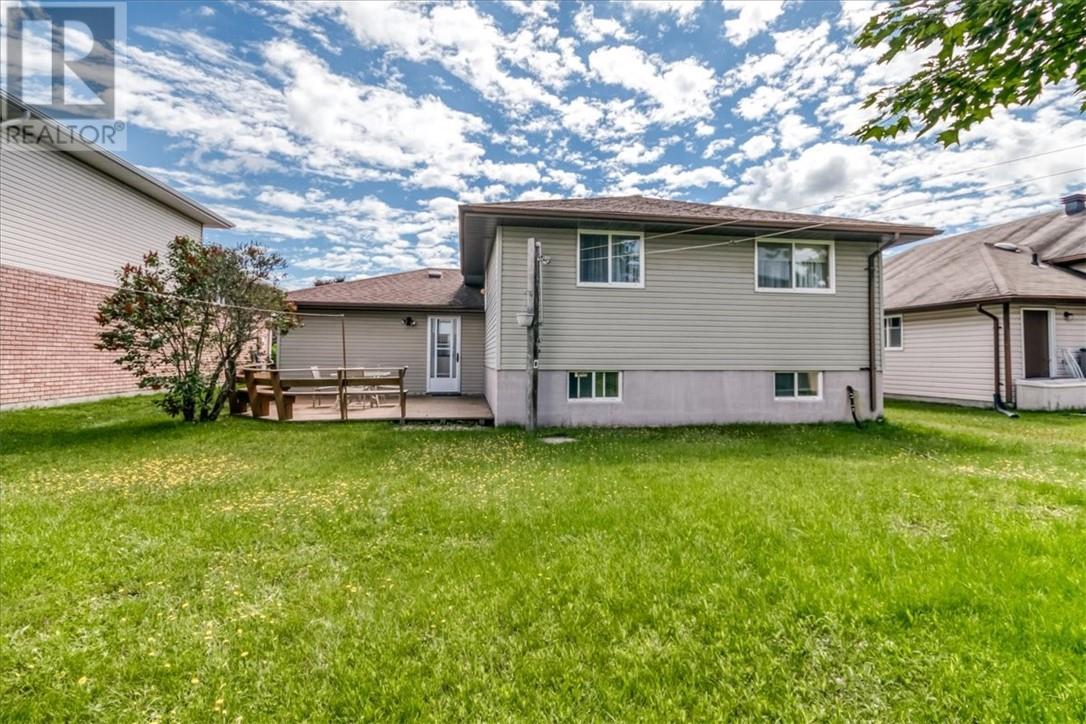 98 Chantal Cres - 32