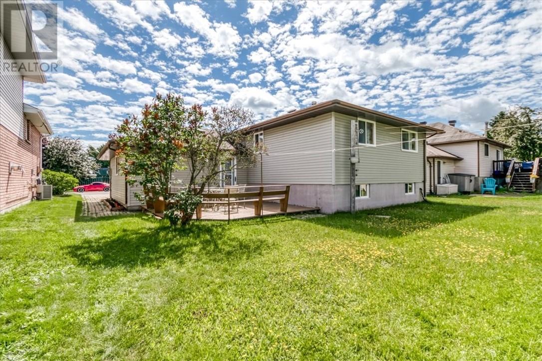 98 Chantal Cres - 33