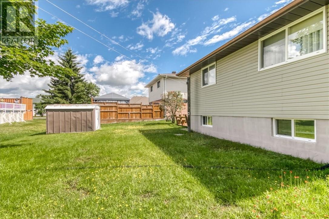 98 Chantal Cres - 35