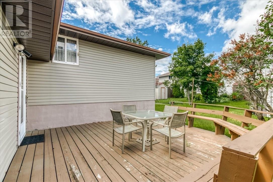 98 Chantal Cres - 36