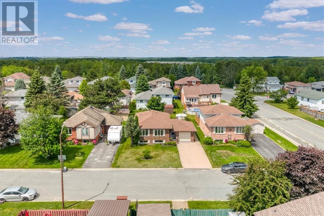 98 Chantal Cres - 37