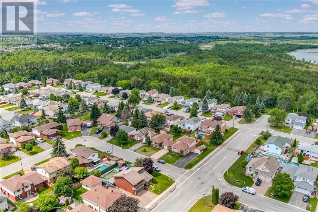 98 Chantal Cres - 39