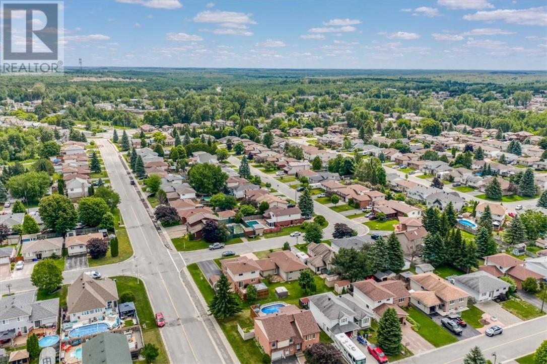 98 Chantal Cres - 40