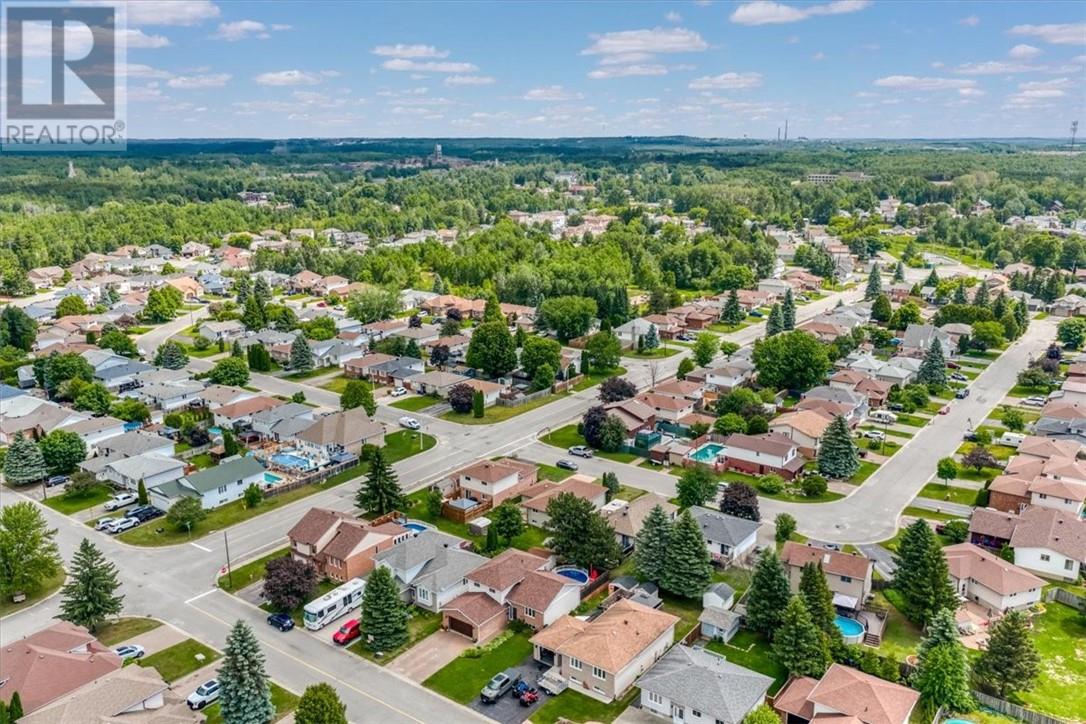 98 Chantal Cres - 41