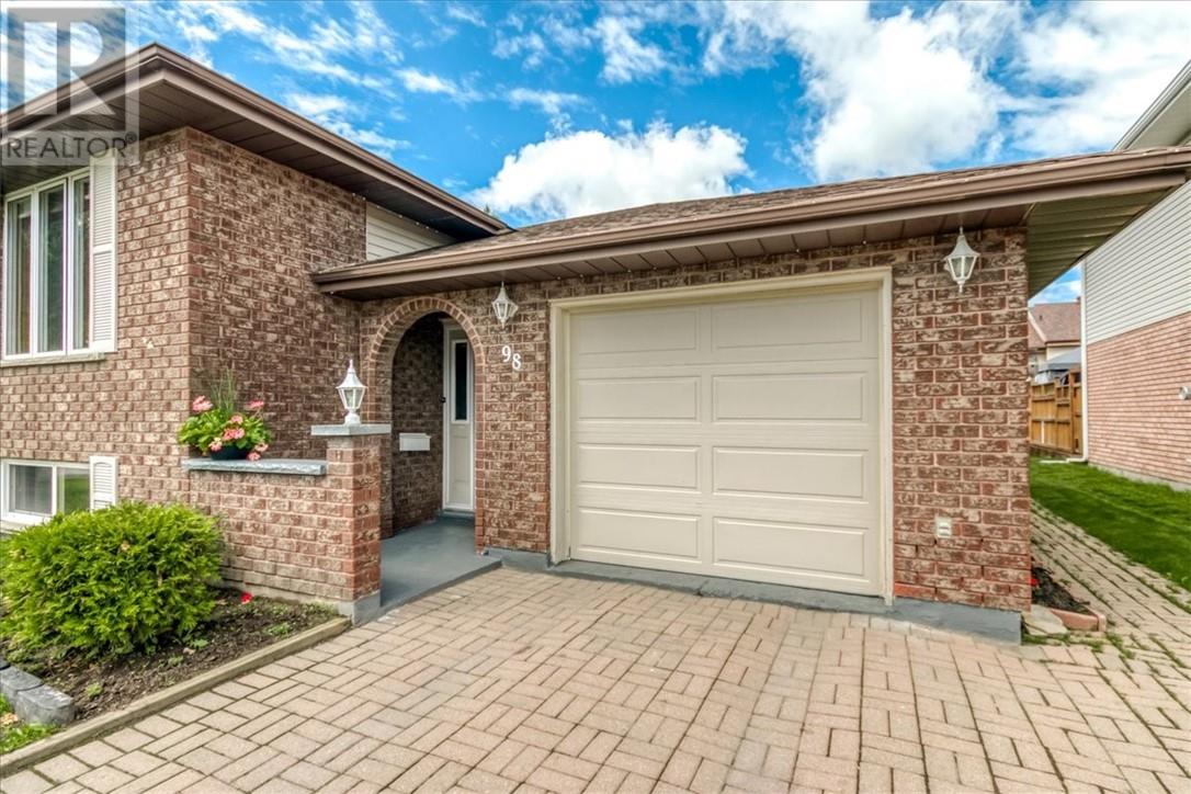 98 Chantal Cres - 6