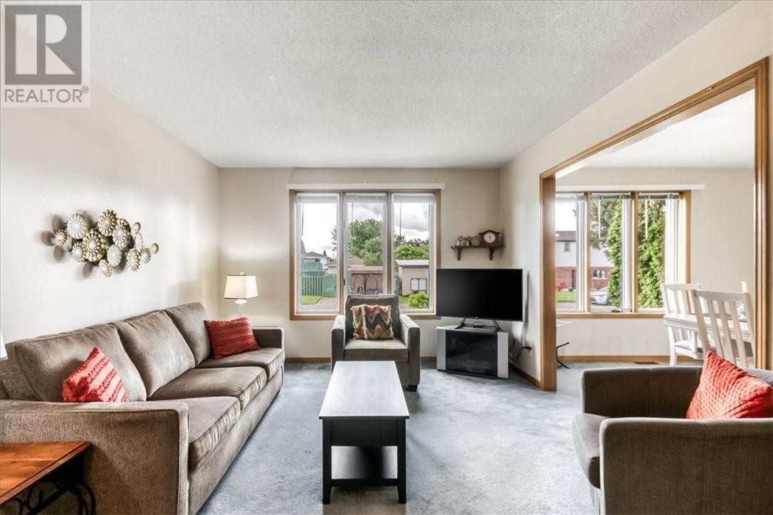 98 Chantal Cres - 8