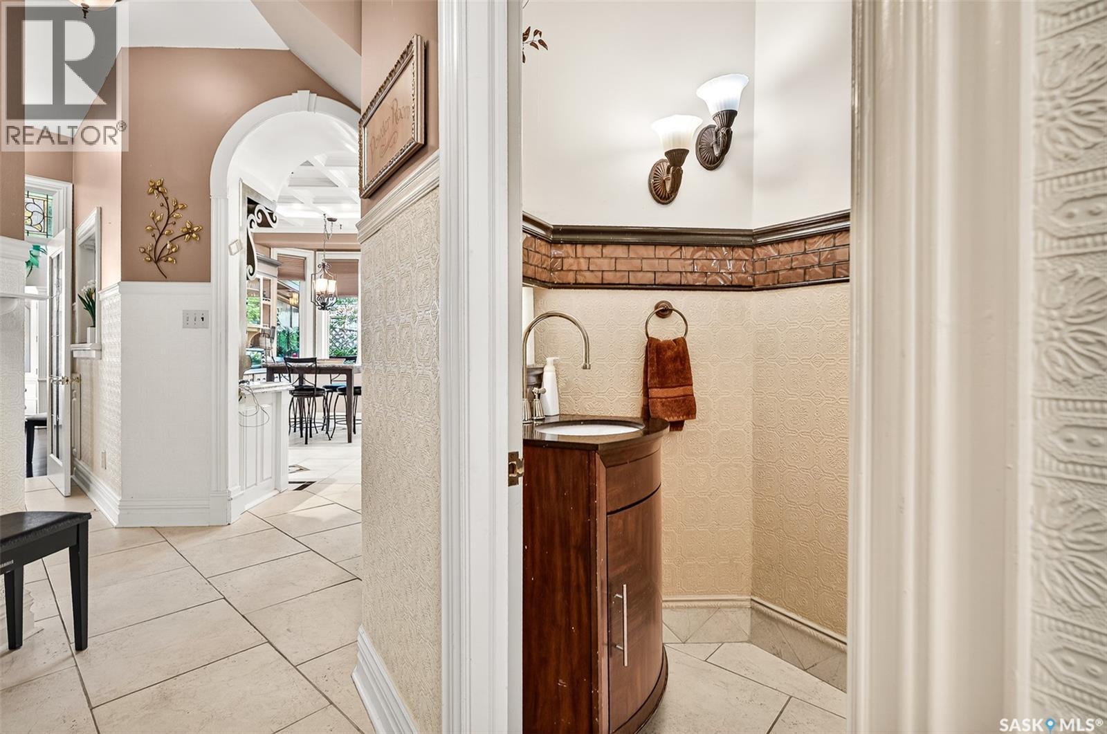 220 Hall STREET W - Image 33