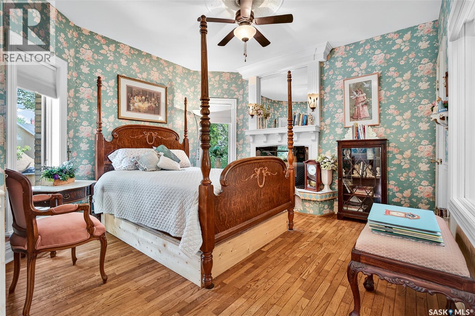 220 Hall STREET W - 60