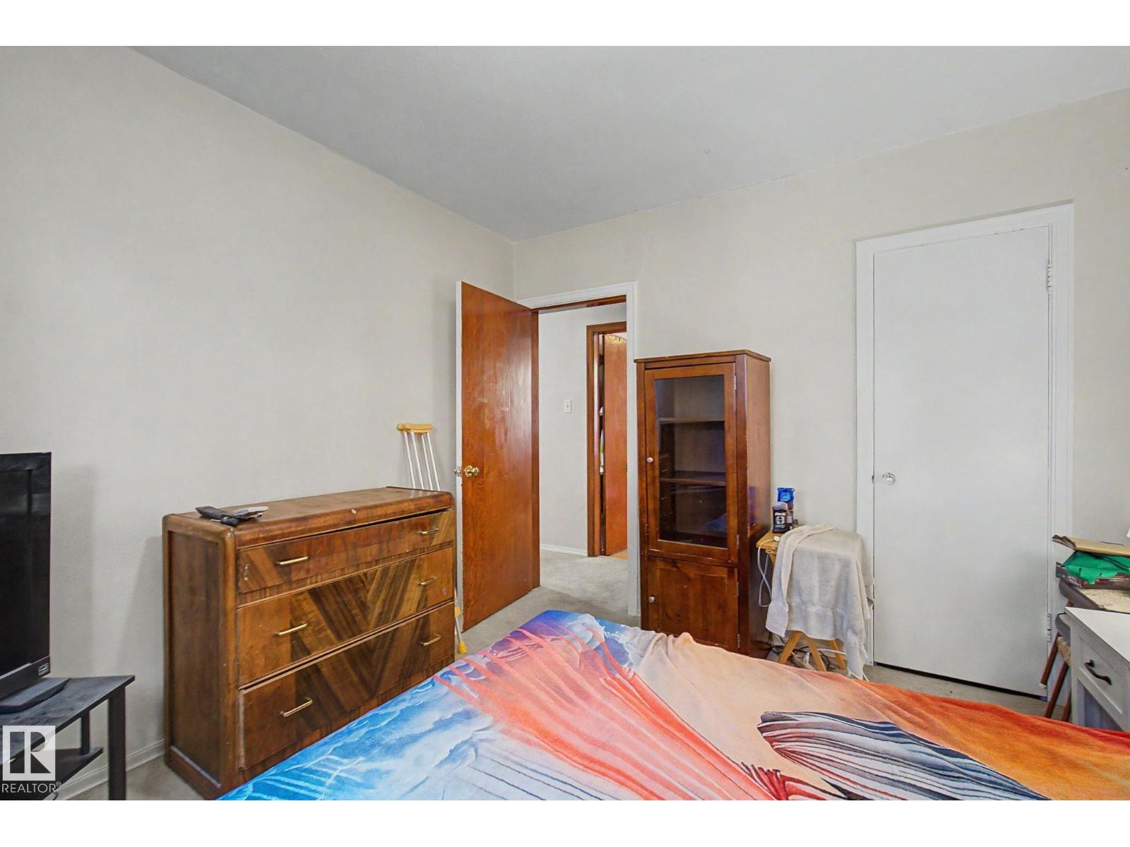 8710 83 AV NW - 11