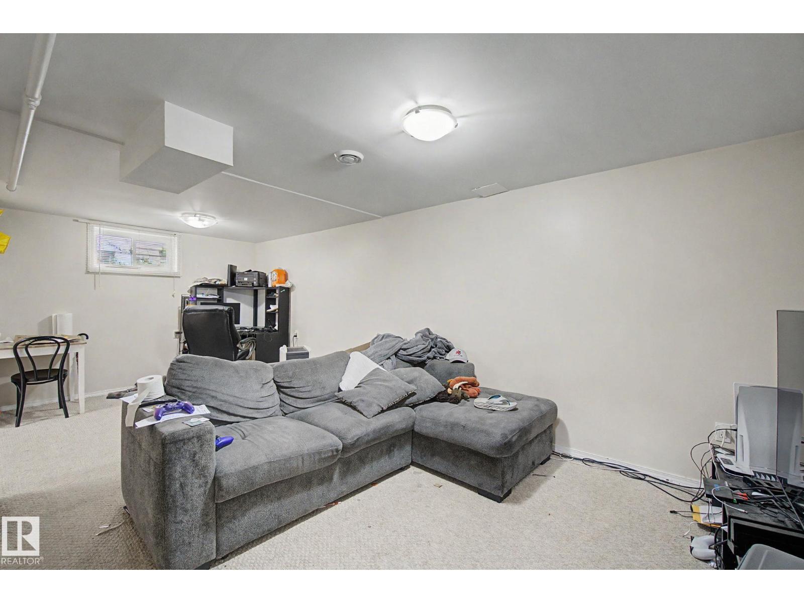 8710 83 AV NW - 13