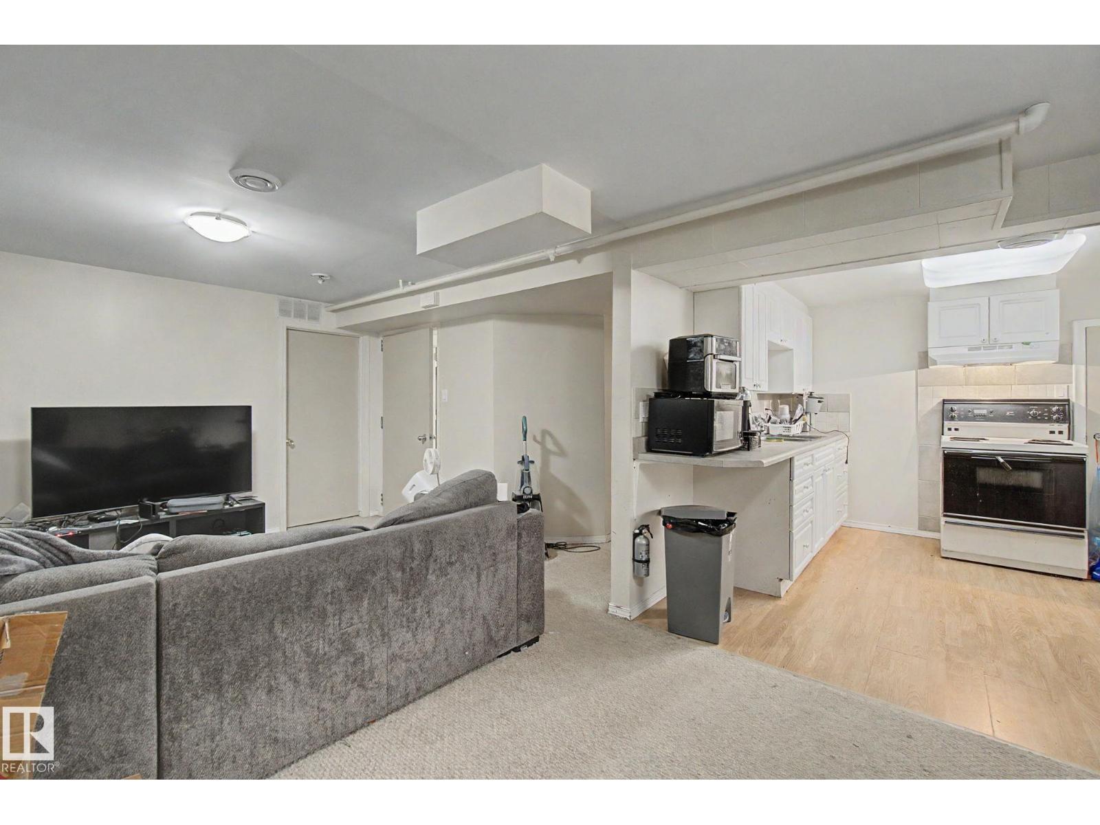 8710 83 AV NW - 15