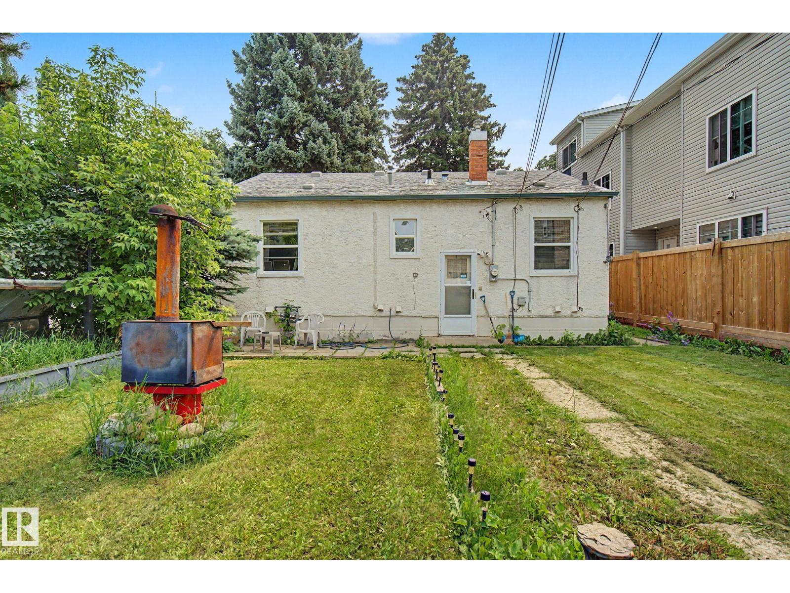 8710 83 AV NW - 17