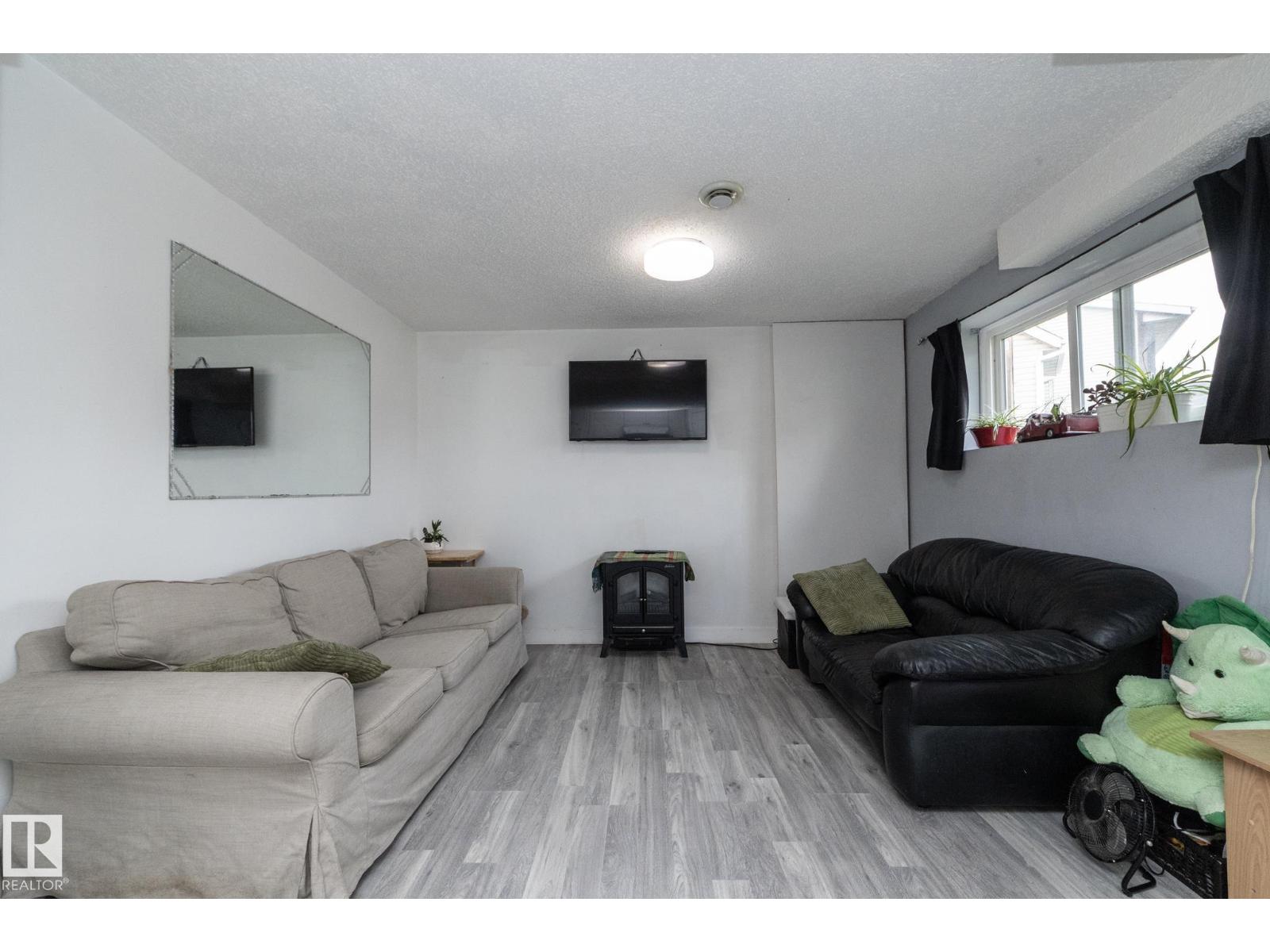 4617 35 AV NW - 22
