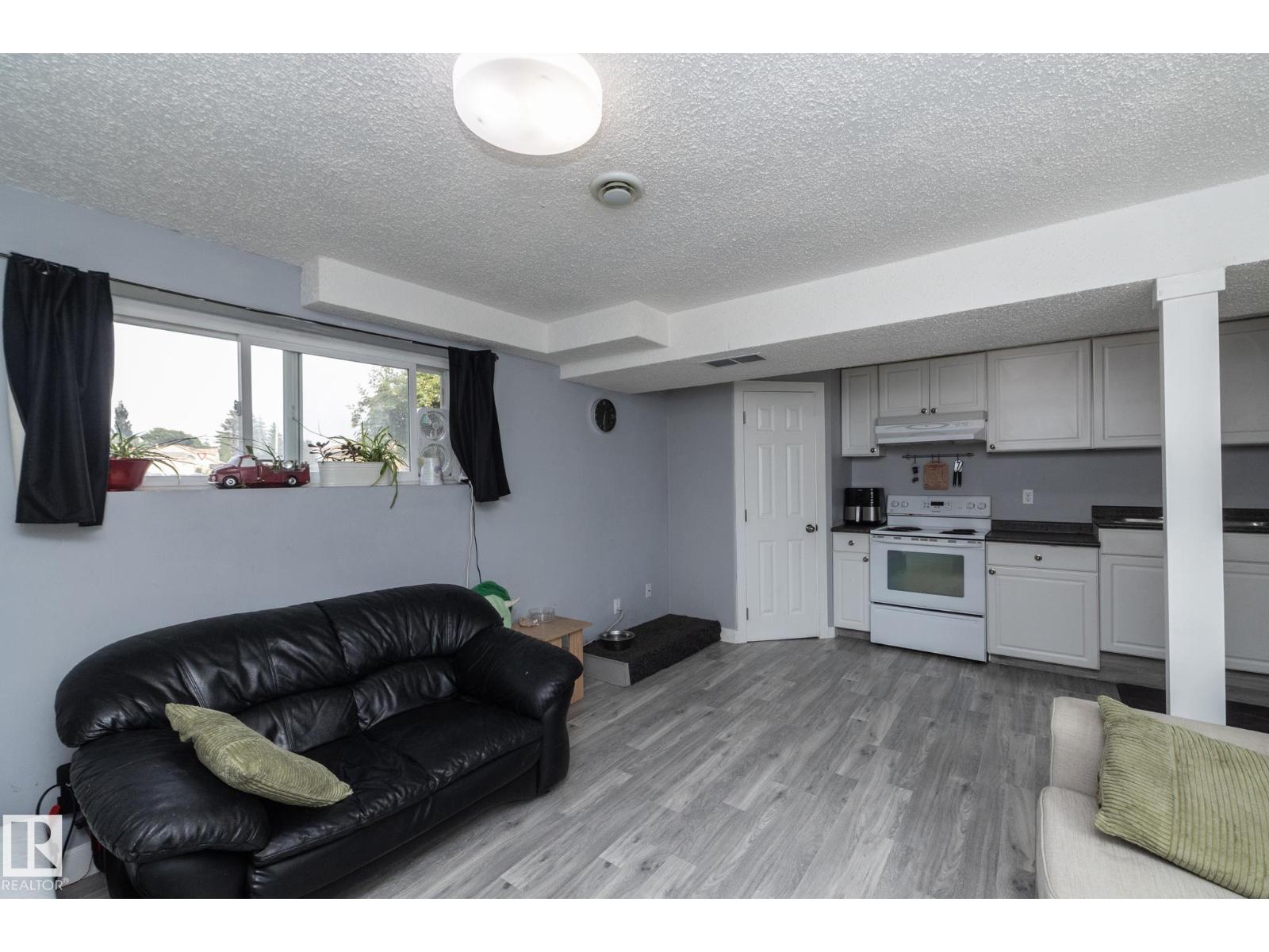 4617 35 AV NW - 23