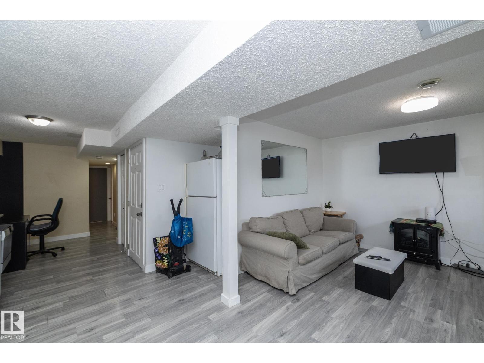 4617 35 AV NW - 21