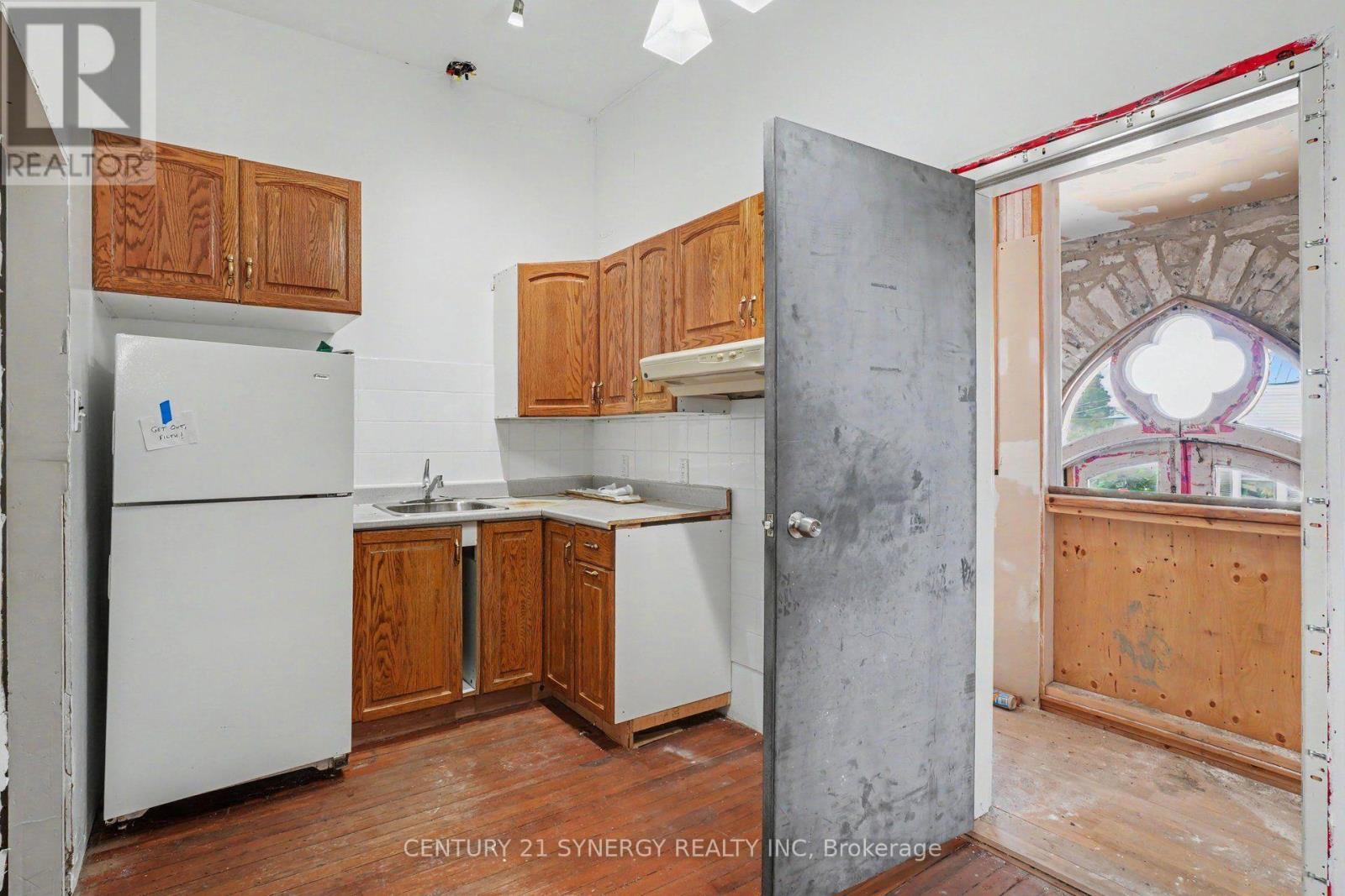 38 MAIN STREET E - 22