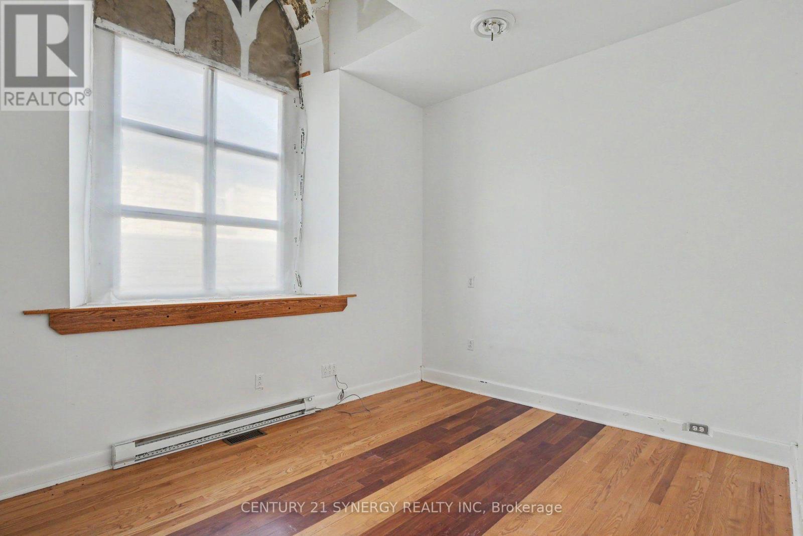 38 MAIN STREET E - 23