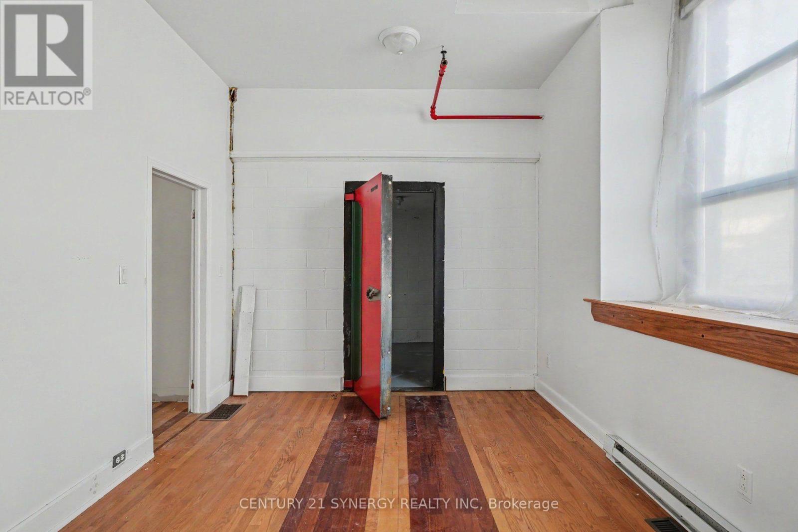 38 MAIN STREET E - 24