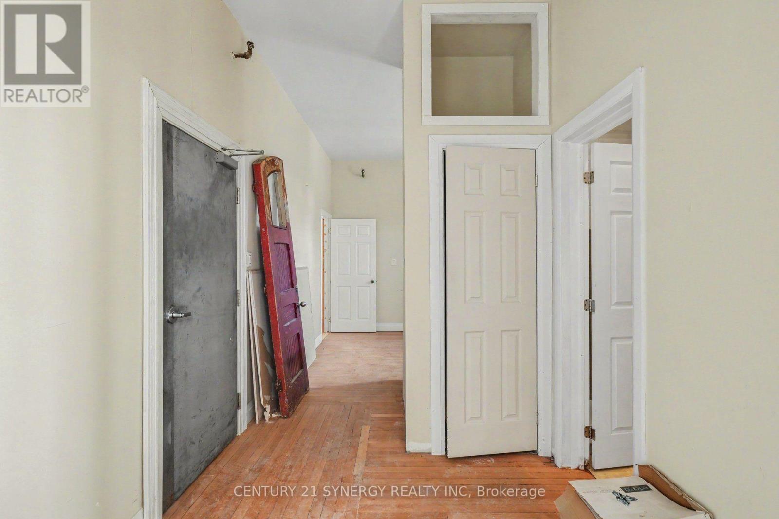 38 MAIN STREET E - 33