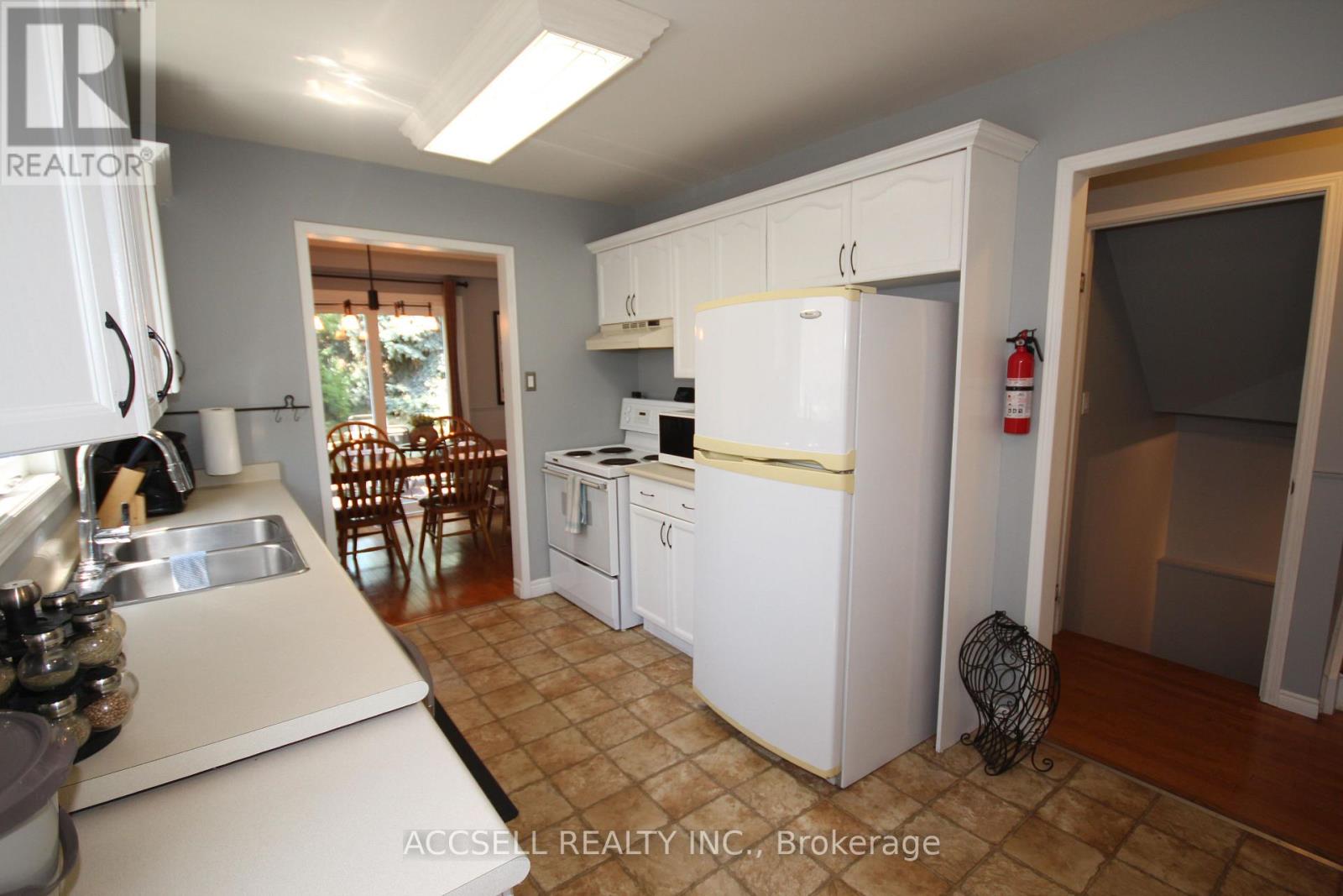 877 SHELBORNE STREET - 4