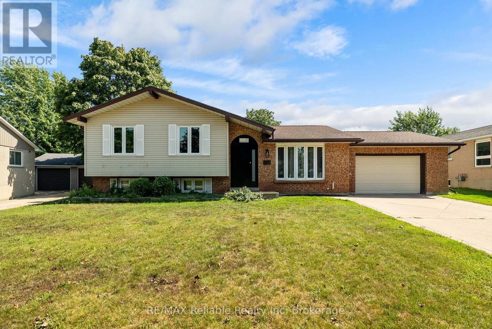 17 SUNCOAST DRIVE W - 1