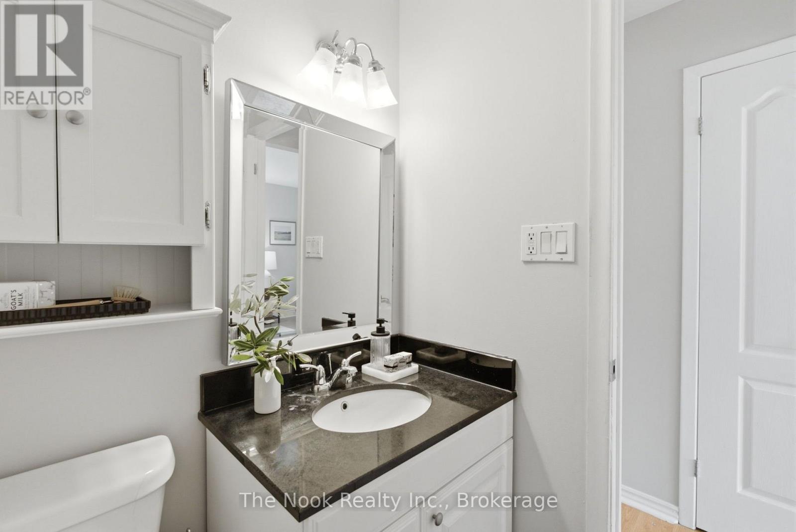 #1-3 540 MARY STREET E - 28