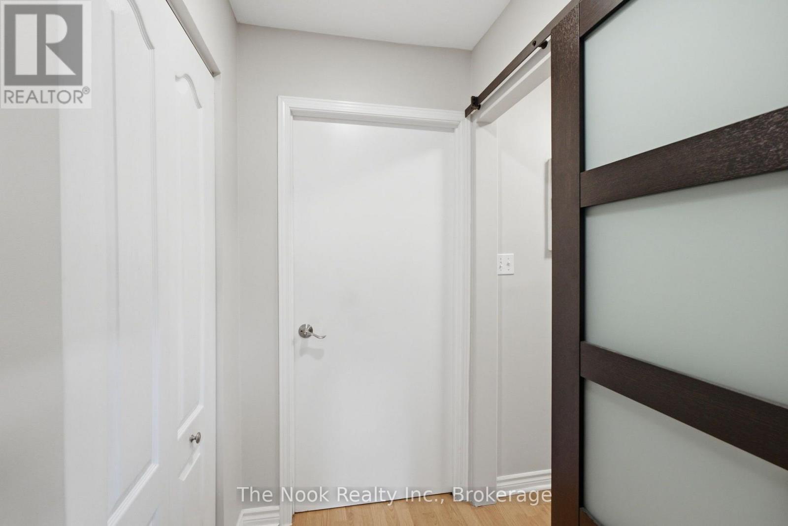 #1-3 540 MARY STREET E - 29