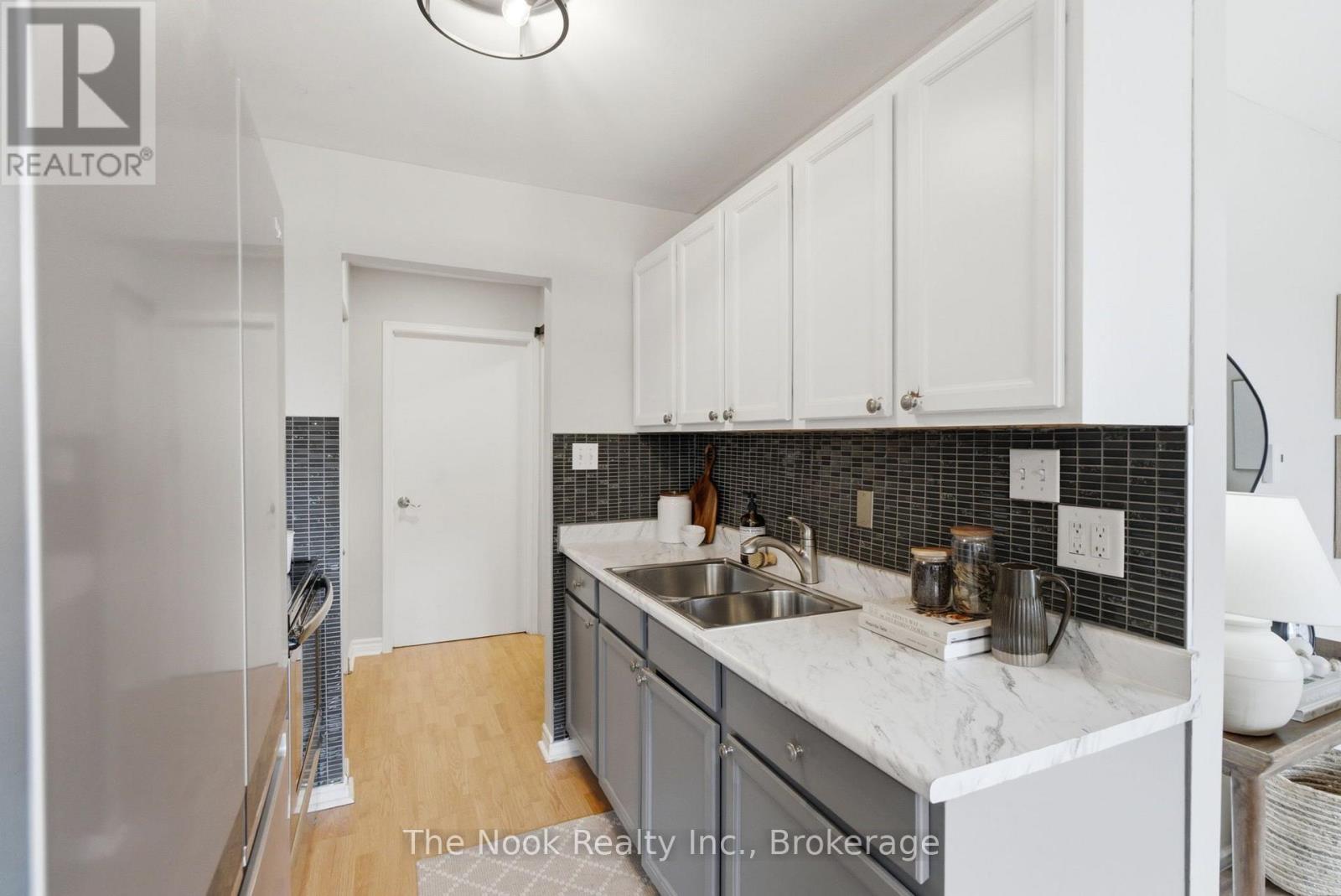 #1-3 540 MARY STREET E - 6