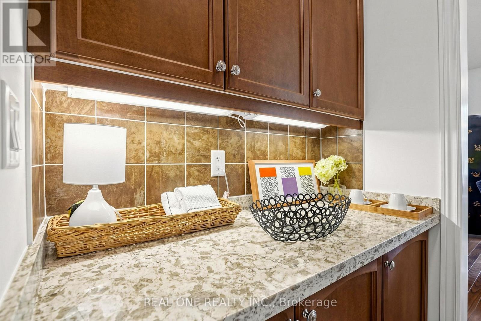 8 LEBARR ROAD - 27