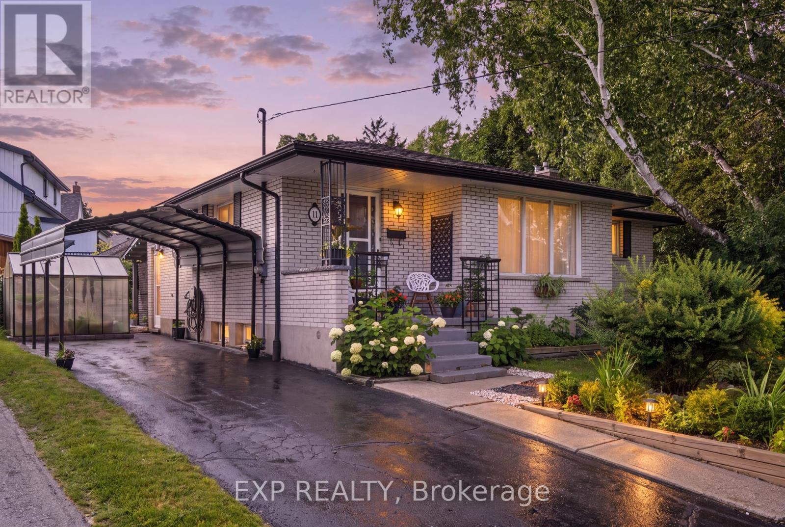 11 SUMMIT CRESCENT - 1