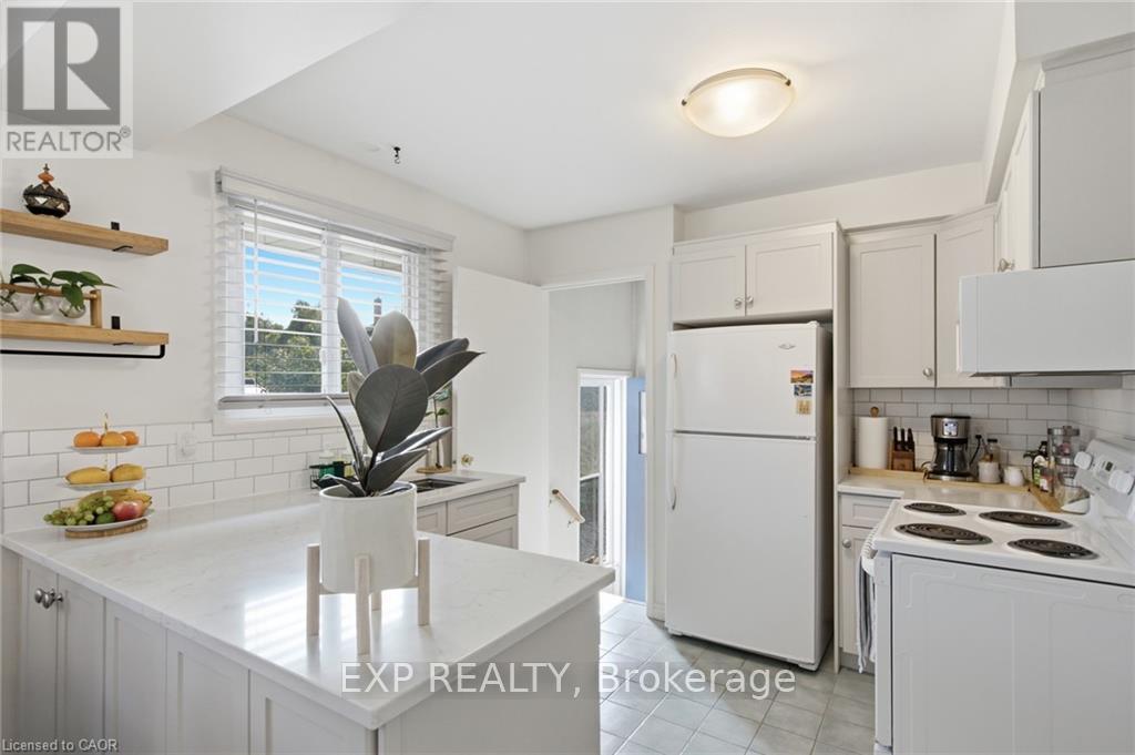 11 SUMMIT CRESCENT - 12