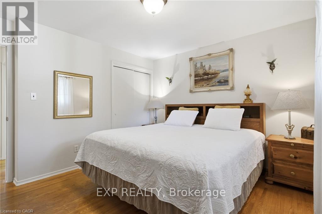 11 SUMMIT CRESCENT - 16