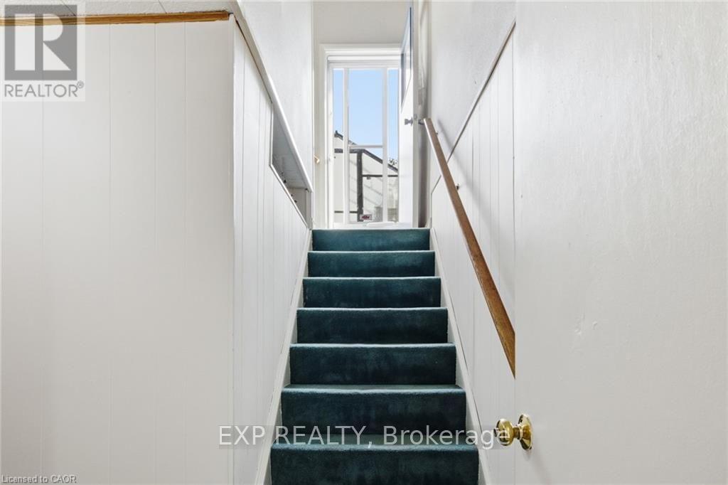 11 SUMMIT CRESCENT - 23