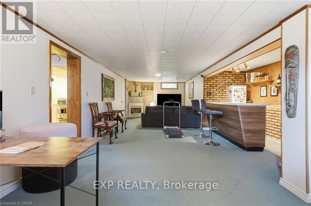 11 SUMMIT CRESCENT - 26