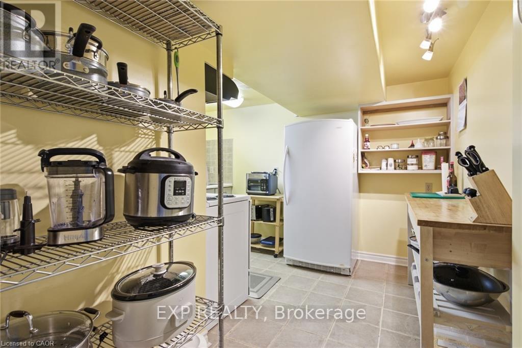 11 SUMMIT CRESCENT - 31